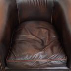 Elegante En Comfortabele Rundleren Clubfauteuil In Engelse Stijl In Een Mooie Donkere Kleur thumbnail 7