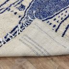 Handgeweven Marokkaanse Berber Tapijt - Blauw En Wit Abstract Geometrisch Design (264X150 Cm) thumbnail 2