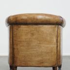 Tijdloze En Stijlvolle Schapenleren Clubfauteuil Met Prachtige Kleuren En Goed Zitcomfort thumbnail 4