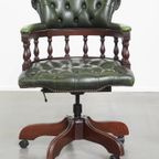 Klassieke Groene Rundleren En Houten Chesterfield Bureaustoel/ Captain Chair In Engelse Stijl thumbnail 2
