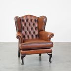 Zeer Mooie, Statige, Rundleren Chesterfield Oorfauteuil Met Elegante Pootjes In Een Fijne Kleur thumbnail 2