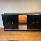 Zwartgelakte Houten Credenza Met Zilverkleurige Eeementen thumbnail 3