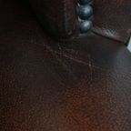 Luxe, Warm Gekleurde, Bruine Rundleren Chesterfield Oorfauteuil Met Unieke Details thumbnail 16