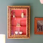 Antieke Wandvitrine – Goudkleurig Hout En Rood Fluweel thumbnail 2