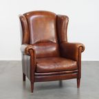 Grote Karaktervolle En Tijdloze Schapenleren Oorfauteuil Met Een Luxe Afwerking thumbnail 2