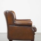 Subtiele, Prachtig Gekleurde Schapenleren Fauteuil Met Een Uniek Design Afgewerkt Met Siernagels thumbnail 4
