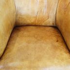 Comfortabele En Charmante Rundleren Engelse Stijl Clubfauteuil In Een Mooie Lichte Kleurstelling thumbnail 4