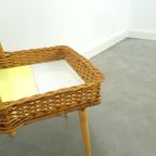 Vintage Rotan Dienblad Op Poten Met Geel Formica thumbnail 7