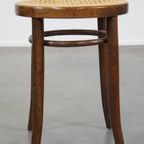 Elegante, Subtiele, Vintage Kruk In De Stijl Van Thonet Met Een Rieten Zitting thumbnail 3