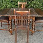 A 1920S Oak Draw-Leaf Dining Table, On Barley-Twist Legs  And 4 Stoelen thumbnail 6