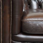 Imposante, Engelse Rundleren Chesterfield Fauteuil Met Een Comfortabele Zit En Een Diepe Donkere thumbnail 11