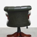 Tijdloze Groene Rundleren Chesterfield Bureaustoel In Engelse Stijl Op Wieltjes thumbnail 3