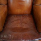 Sierlijke En Ruime Schapenleren Oorfauteuil Met Warme Kleuren thumbnail 3