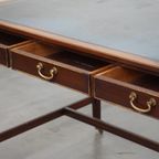 Geweldige Schrijftafel/ Bureau Op Wieltjes In Engelse Stijl Met Een Blauw Lederen Blad thumbnail 8