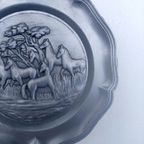 Vintage Tinnen Bord Met Paarden. 22 Cm. thumbnail 6