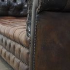 Zeer Luxe, Antieke Rundleren 3 Zits Chesterfield Bank Met Een Uniek Karakter En Een Uitmuntend Pa thumbnail 13
