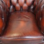 Comfortabele En Karaktervolle Donkerrode Engelse Rundleren Chesterfield Fauteuil Met Bolpootjes thumbnail 7