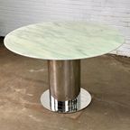 Italiaanse Eettafel Met Wit Marmeren Blad En Chromen Cilindervormige Voet thumbnail 6