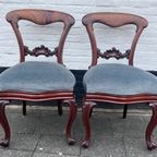Set Van Twee Antiek Mahonie Stoelen Met Blauwe Stoffering, 47 X 43, Hoog 87 Cm thumbnail 9