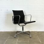 Vitra Ea 108 Zwarte Design Stoel, Ontworpen Door Charles & Ray Eames thumbnail 3