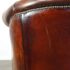 Zeer Luxe Donkerbruine Schapenleren Clubfauteuil Met Een Meer Dan Prachtig Patina thumbnail 12