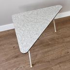 Driehoek Formica Tafel. Vintage Bijzettafel Grijs Gemêleerd thumbnail 4