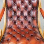 Luxe En Klassieke Rood Gevlamde Engelse Rundleren Chesterfield Fauteuil Met Sierlijke Details thumbnail 11