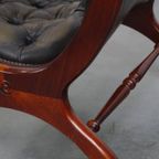 Elegante Groene Rundleren Engelse Chesterfield Fauteuil Met Een Sierlijke Afwerking Met Hout thumbnail 13