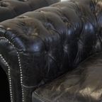 Set Van 2 Ruime Zwarte Rundleren Chesterfield Fauteuils Met Een Sprekend Karakter thumbnail 13