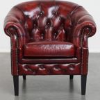 Set Van Een Rode Rundleren Chesterfield Clubfauteuil En Een Bijpassende Bijzet/ Salontafel thumbnail 2