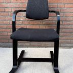 Stokke Peter Opsvik Actulum Ergonomisch Gevormde Schommelstoel - Zwarte Bekleding En Houten Frame thumbnail 5