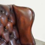 Luxe, Statige, Bruine Rundleren Chesterfield Oorfauteuil Afgewerkt Met Siernagels thumbnail 13