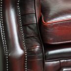 Klassieke En Luxe Rode Rundleren Chesterfield Clubfauteuil In Engelse Stijl Met Siernagels thumbnail 11