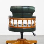 Groene Klassieke En Tijdloze Chesterfield Bureaustoel Gemaakt Van Rundleer Op Wieltjes thumbnail 5