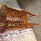 Klassieke Rond Ladekastje Bijzettafel, Met Sierlijke Versiering 3 Laatjes En Messing Versieringen Afm. 36x36cm En 81cm Hoog. thumbnail 4