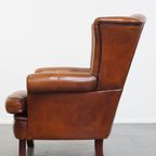 Sierlijke Schapenleren Oorfauteuil Met Zwarte Biezen En Klassieke Vormen thumbnail 5