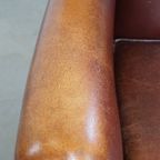 Karaktervolle Schapenleren Oorfauteuil Met Een Donkere Warme Kleurstelling En Een Prachtig Patina thumbnail 8