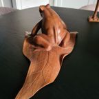 Mooi Houten Beeldje Van Een Kikker Op Een Blad thumbnail 2