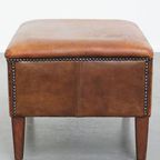 Karaktervolle En Stoere Vintage Hocker Gemaakt Van Schapenleer thumbnail 3