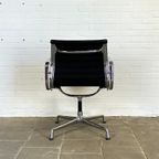 Vitra Ea 108 Zwarte Design Stoel, Ontworpen Door Charles & Ray Eames thumbnail 7