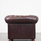 Comfortabele En Karaktervolle Donkerrode Engelse Rundleren Chesterfield Fauteuil Met Bolpootjes thumbnail 5