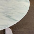 Italiaanse Eettafel Met Wit Marmeren Blad En Chromen Cilindervormige Voet thumbnail 3