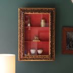 Antieke Wandvitrine – Goudkleurig Hout En Rood Fluweel thumbnail 9