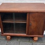 Oud Theekastje Met Glazen Schuifdeurtjes En Achter De Deur Nog 3 Lades, 100 Cm Breed thumbnail 3