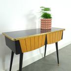 Vintage Kastje Met Formica Blad, Houten Lades En Goudkleurige Details thumbnail 11