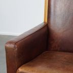 Mooie En Comfortabele Schapenleren Art Deco Design 2 Zits Bank Met Houten Details thumbnail 8
