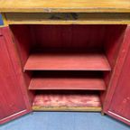 Oude Beschilderde Gele Kast Met Schuine Klep thumbnail 19