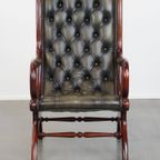 Elegante Groene Rundleren Engelse Chesterfield Fauteuil Met Een Sierlijke Afwerking Met Hout thumbnail 8