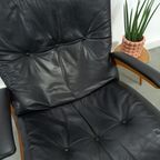 Zwart Leren Fauteuil Met Armleuningen En Houten Onderstel thumbnail 6