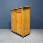 Oude Beschilderde Gele Kast Met Schuine Klep thumbnail 8